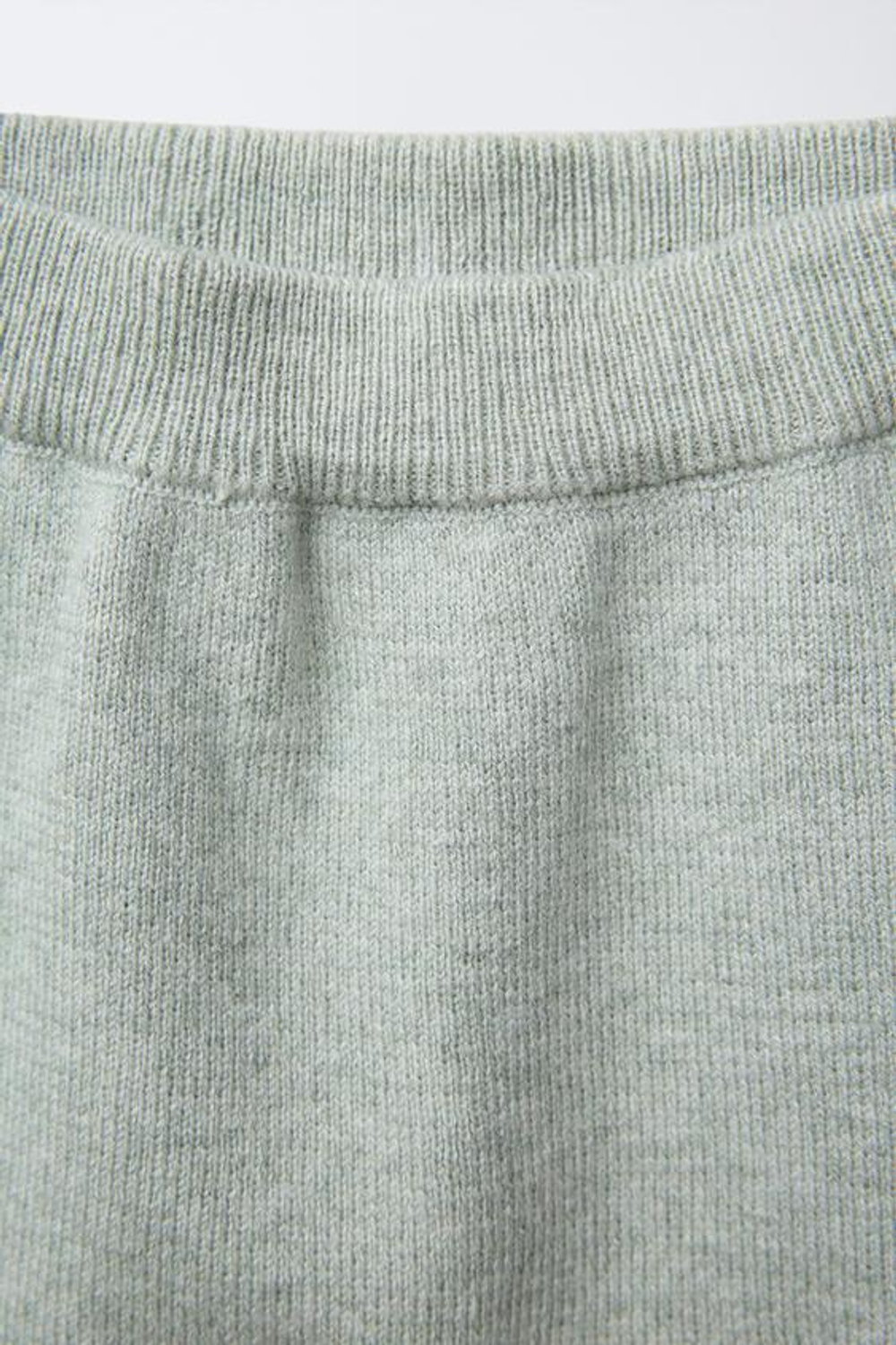 ZARA ТРИКОТАЖНЫЕ ШОРТЫ, ЗЕЛЕНОВАТЫЙ