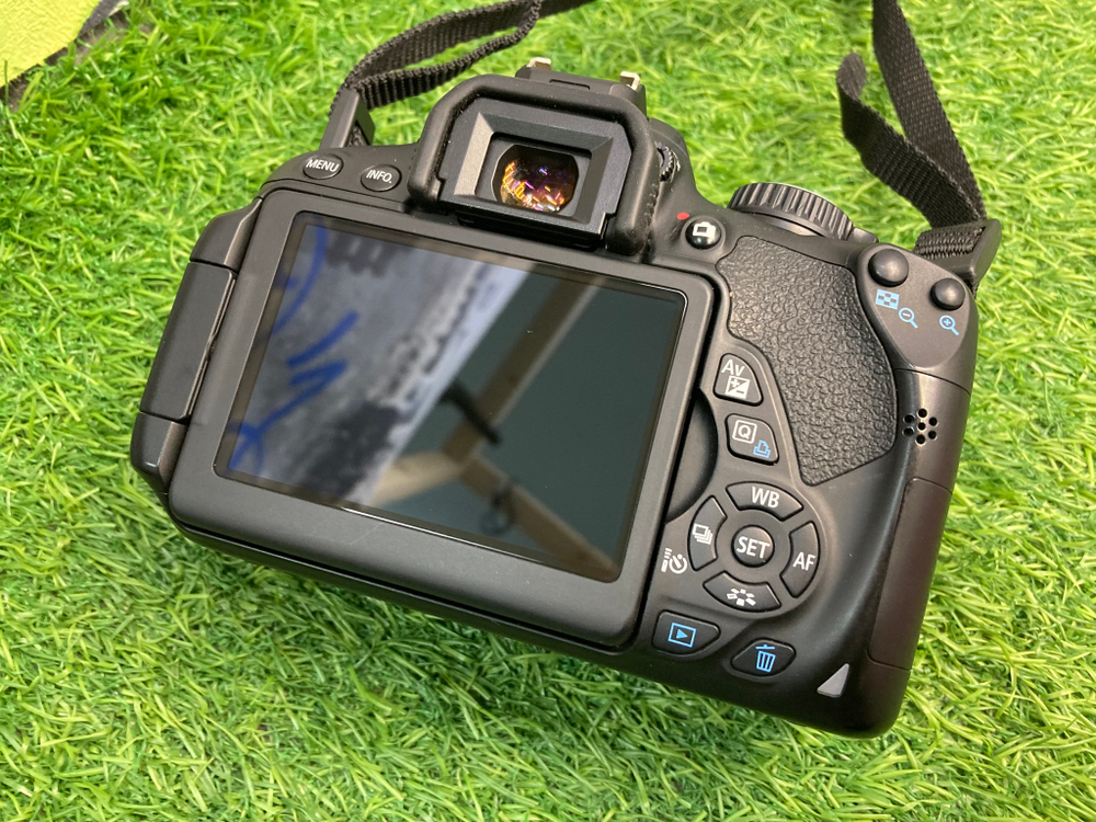 Canon EOS 650D kit 18-55mm IS II 2.300 кадров