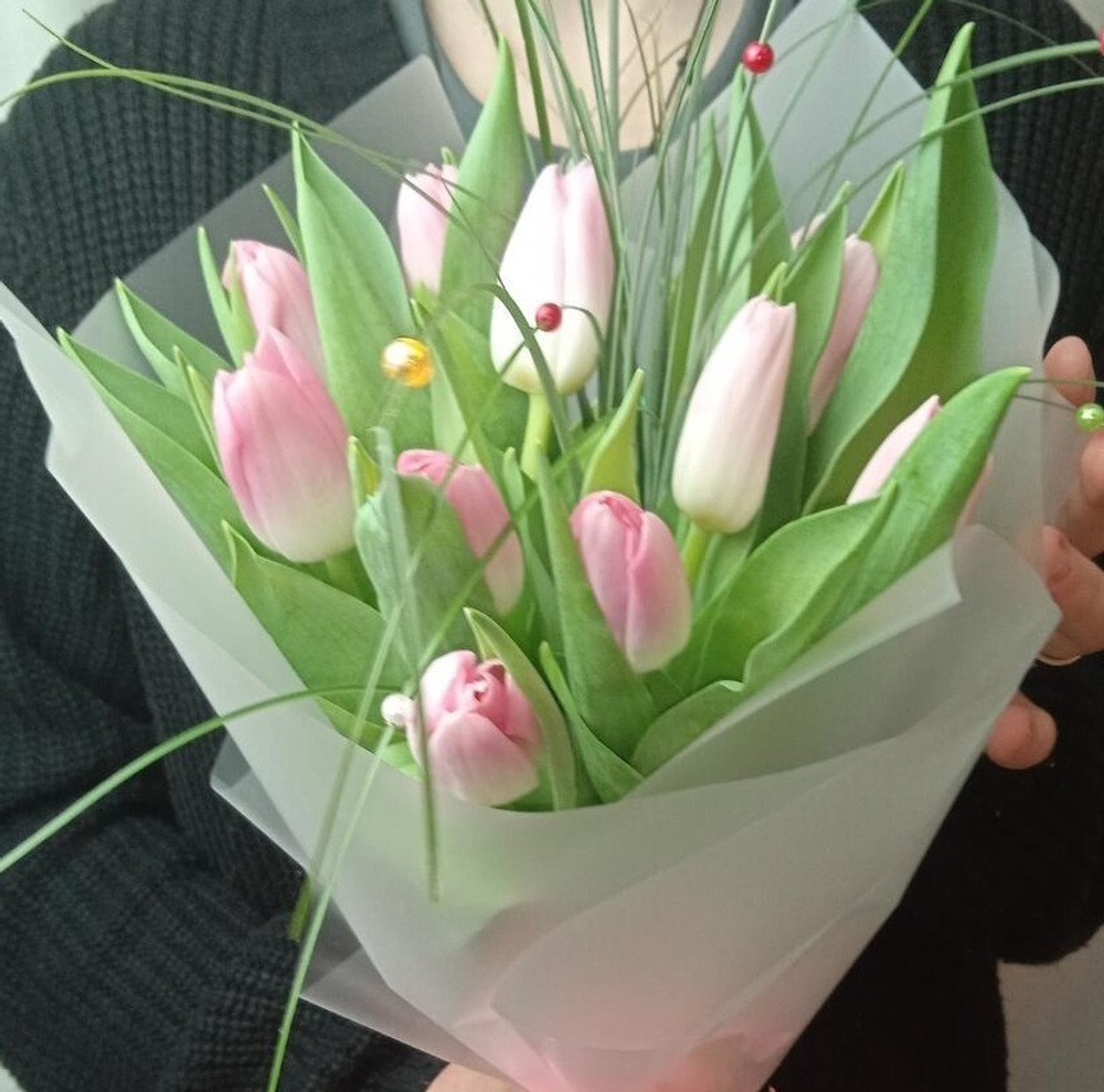 Букет розовых тюльпанов 11 шт. с берграсом в матовой пленке