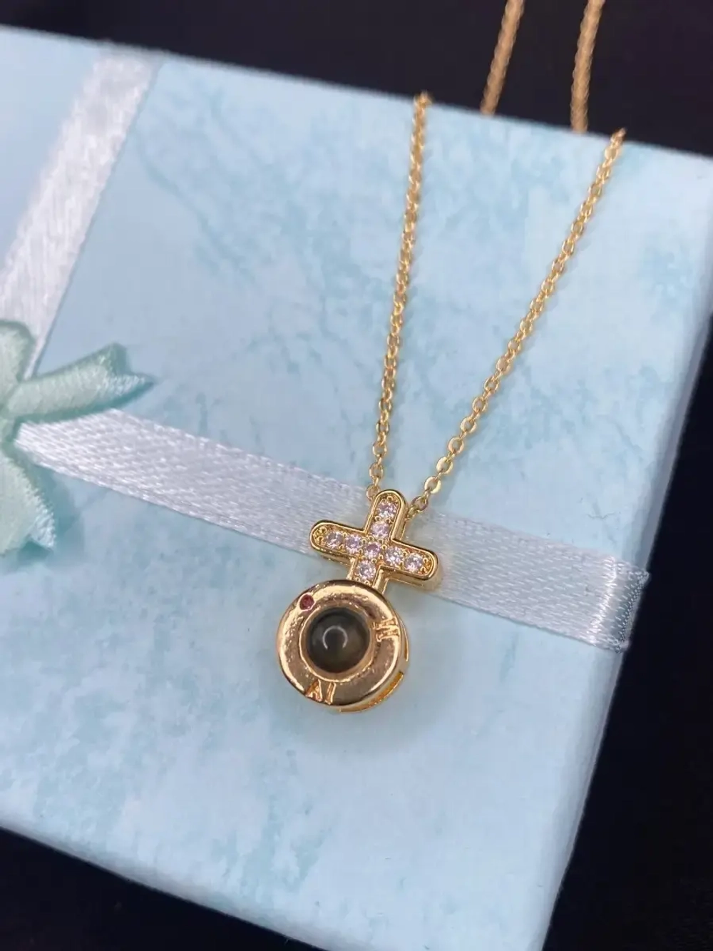 Цепочка с крестиком и проекцией Я тебя люблю на 100 языках