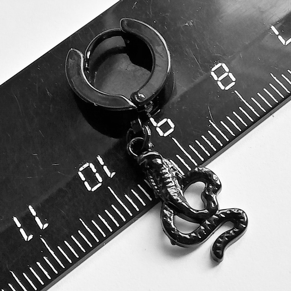 Серьга кольцо (цена за 1 шт.) с подвеской "Черная гадюка" для пирсинга уха. Медицинская сталь, титановое покрытие.