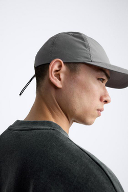ZARA КЕПКА ИЗ ВЫСОКОТЕХНОЛОГИЧНОЙ ТКАНИ, СЕРЫЙ