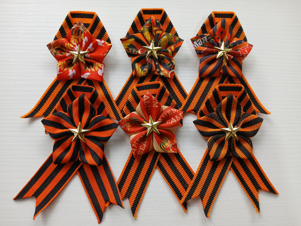 Брошь на 9 мая (Цветок чёрно-белый) из георгиевской ленты