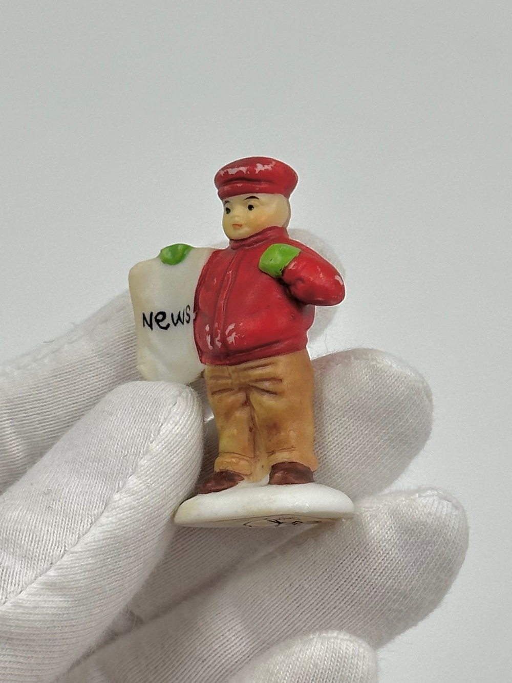 Фигурка Мальчик с газетой Department 56