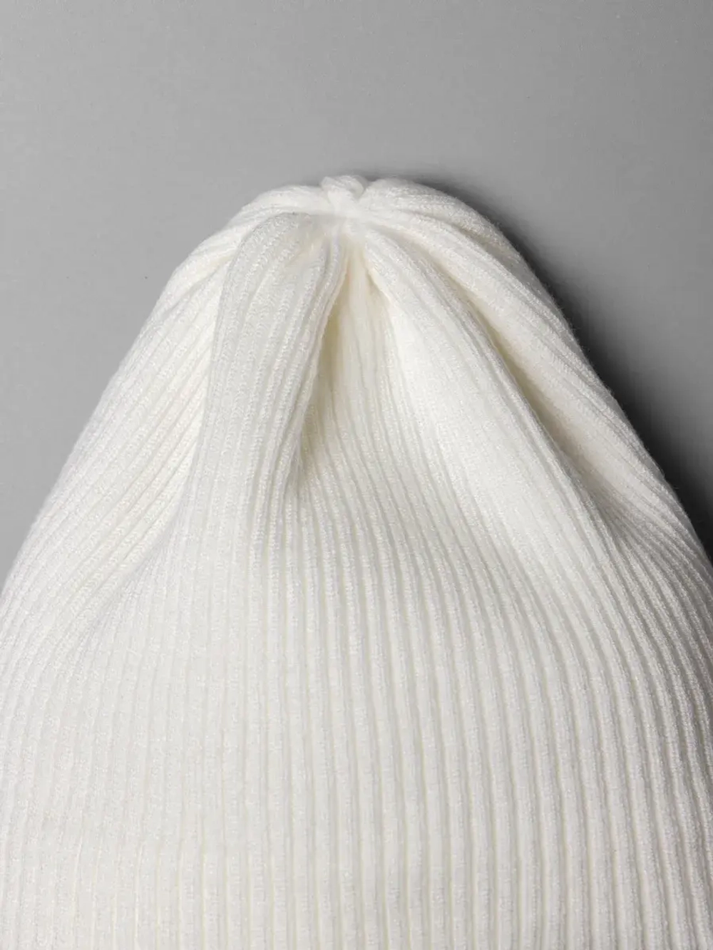 Белая шапка детская бини на осень