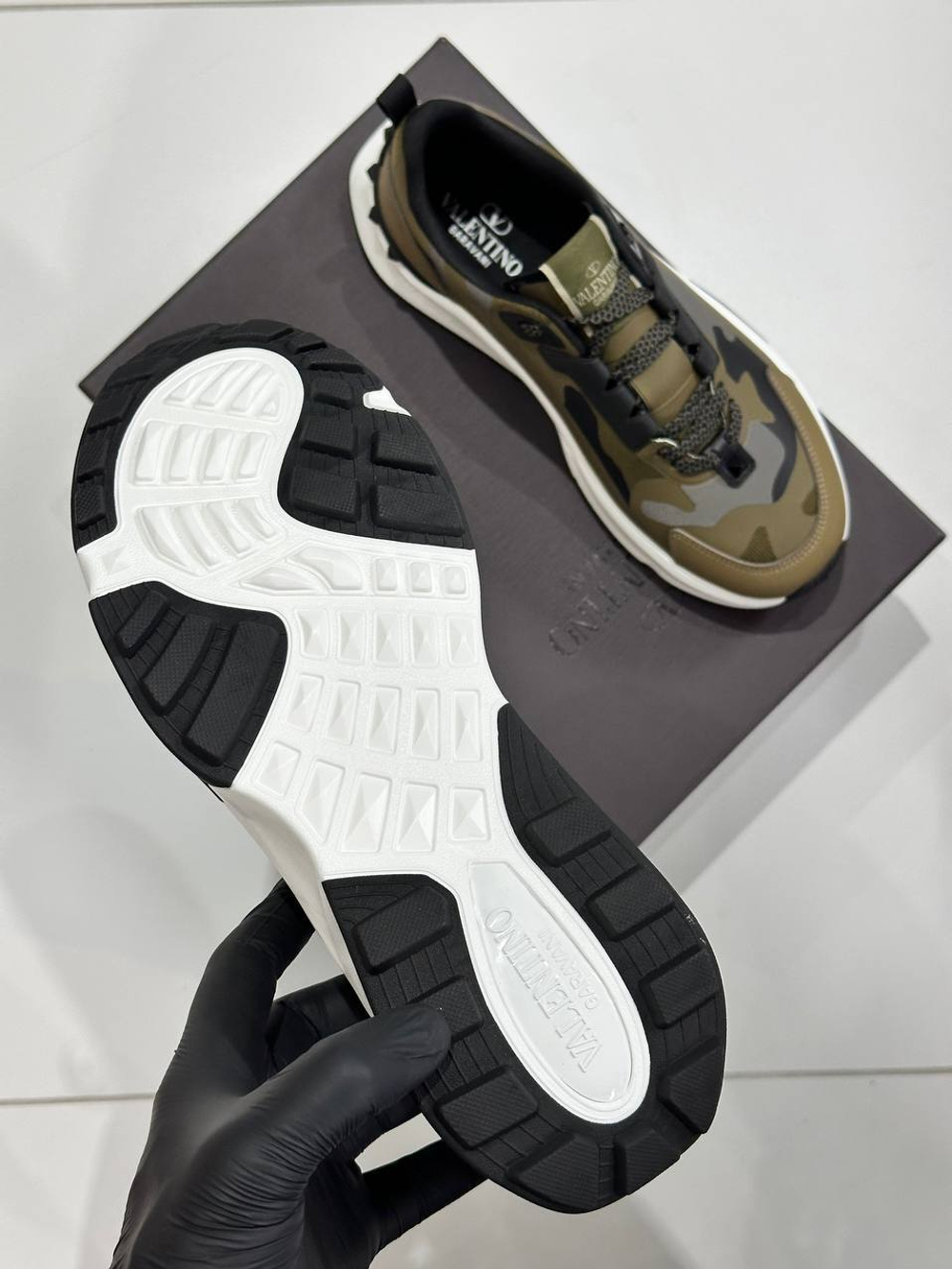 Кроссовки Valentino