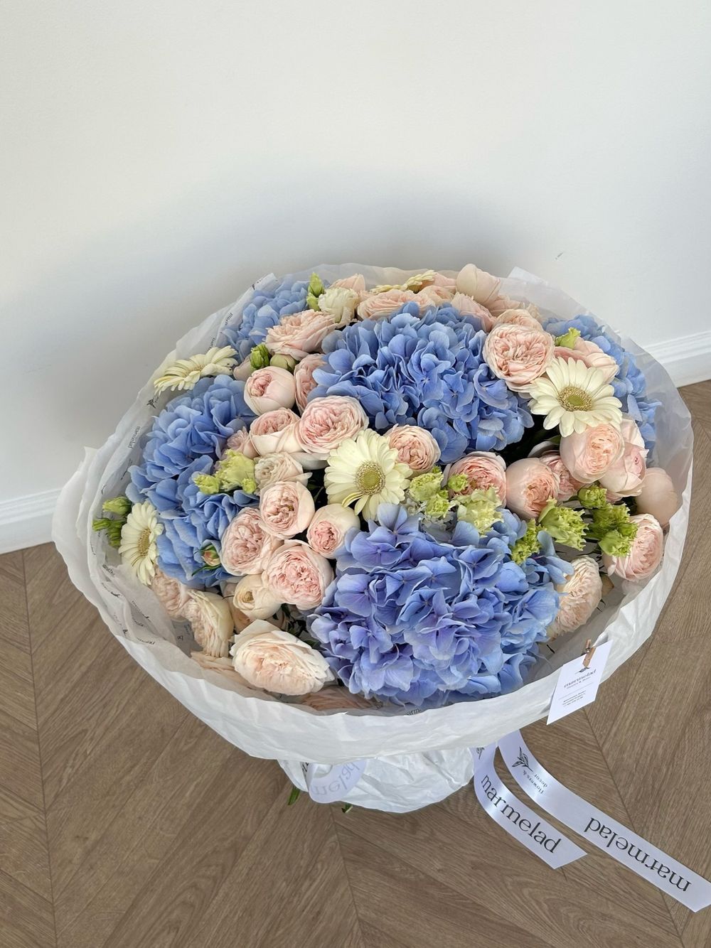 Гранд-букет из гортензий, кустовых пионовидных роз, гербер и лизиантуса