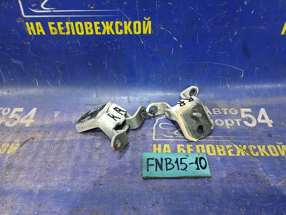 Петля двери задней правой NISSAN SUNNY 2000