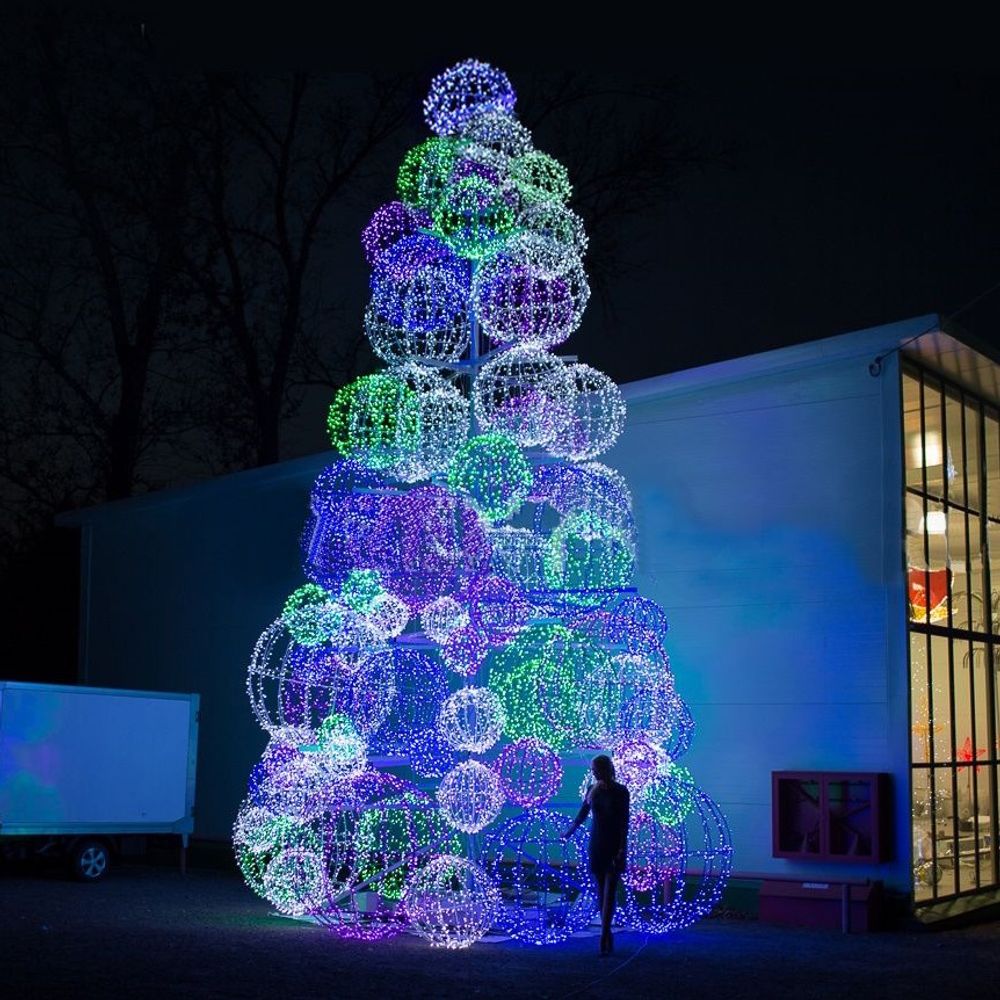 светодиодная конструкция елка из шаров