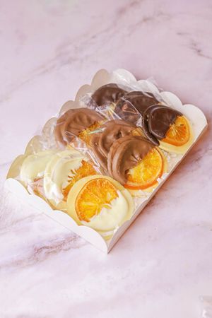 Десерт апельсин в шоколаде на хрустящем печенье