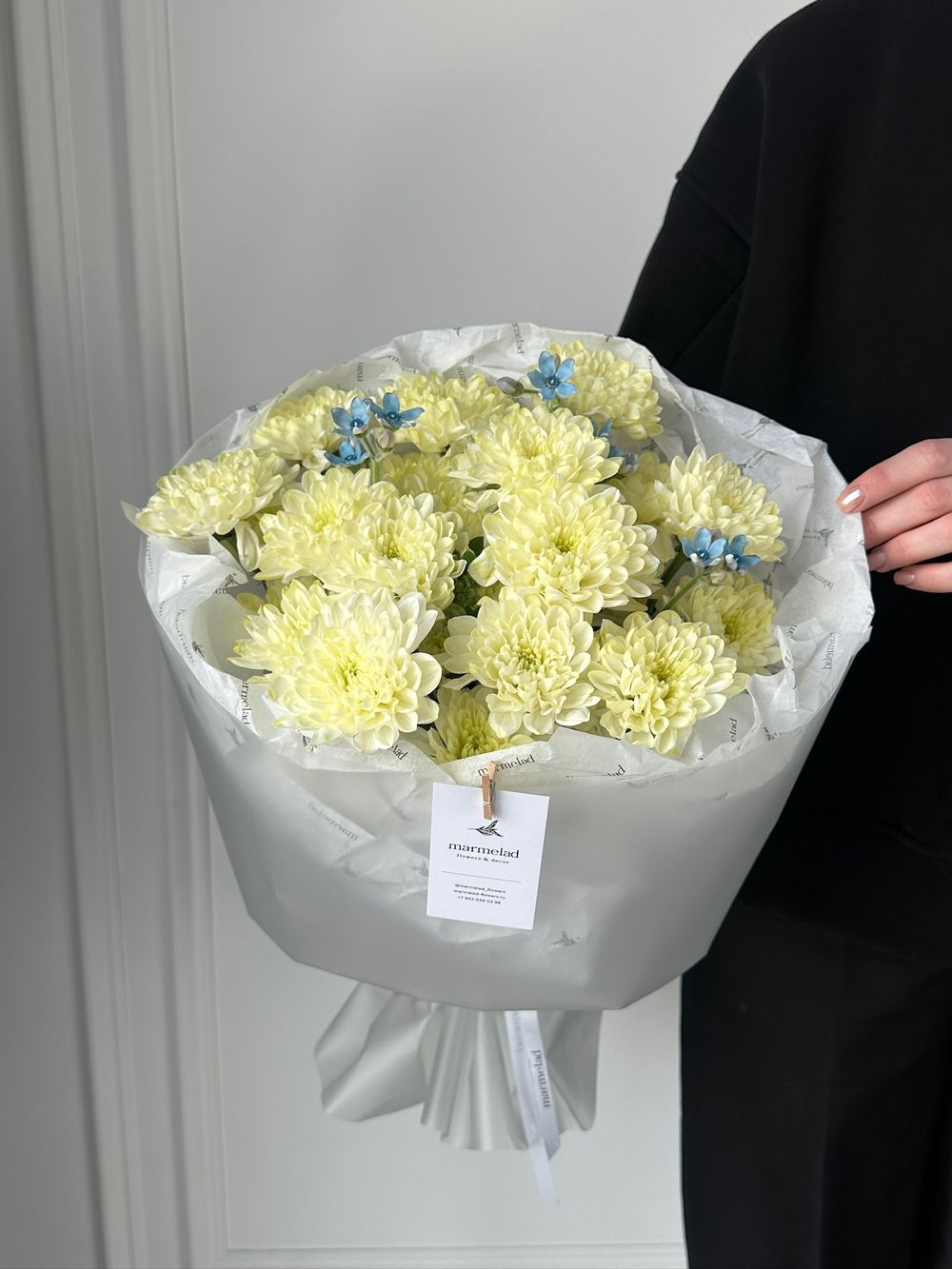 Букет из хризантемы в сливочном оттенке и оксипеталума