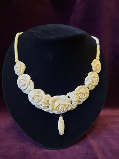 Колье "Розы", зуб кашалота