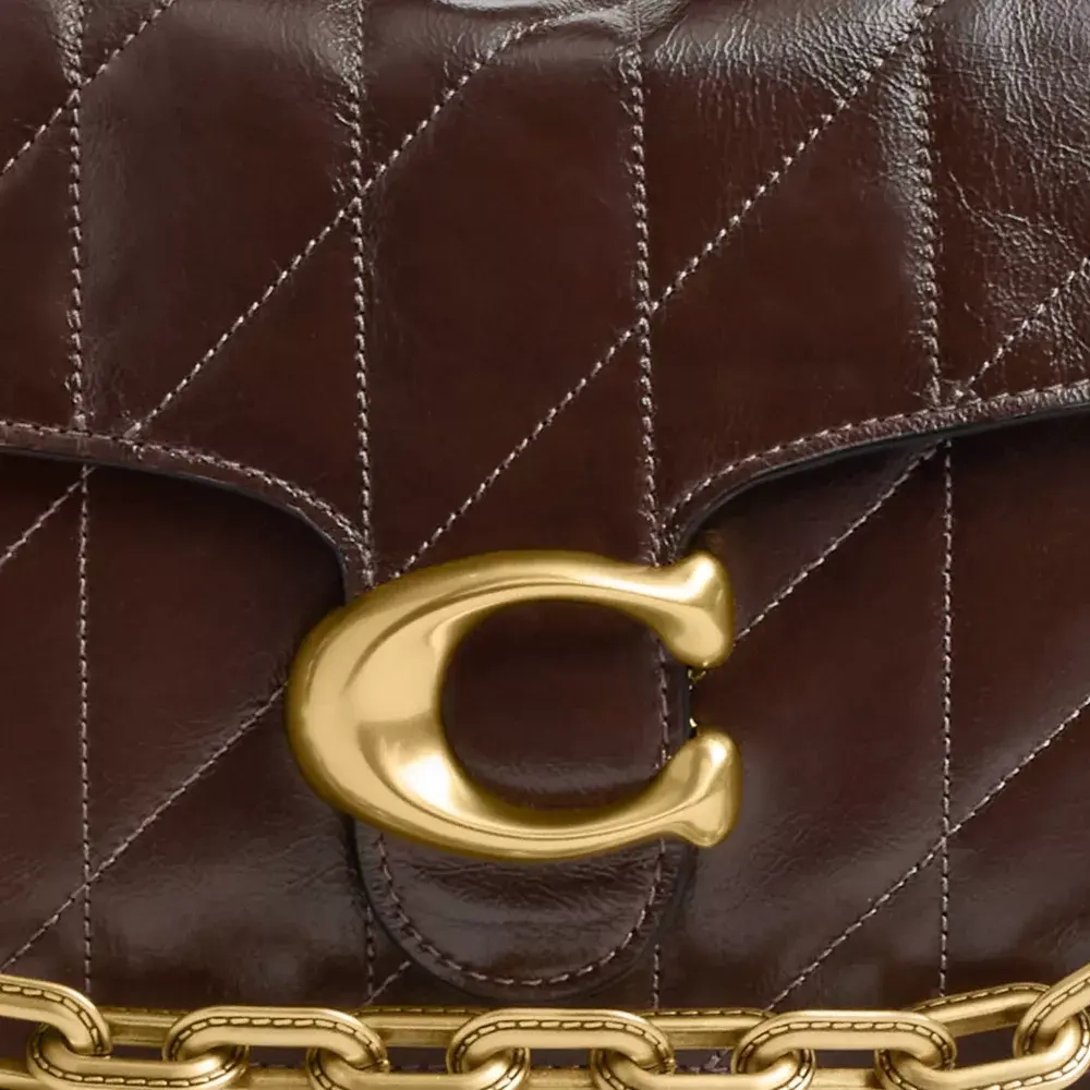 COACH СУМКА ЧЕРЕЗ ПЛЕЧО TABBY С ЦЕПОЧКОЙ И СТЕЖКОЙ, ТЕМНО-КОРИЧНЕВЫЙ