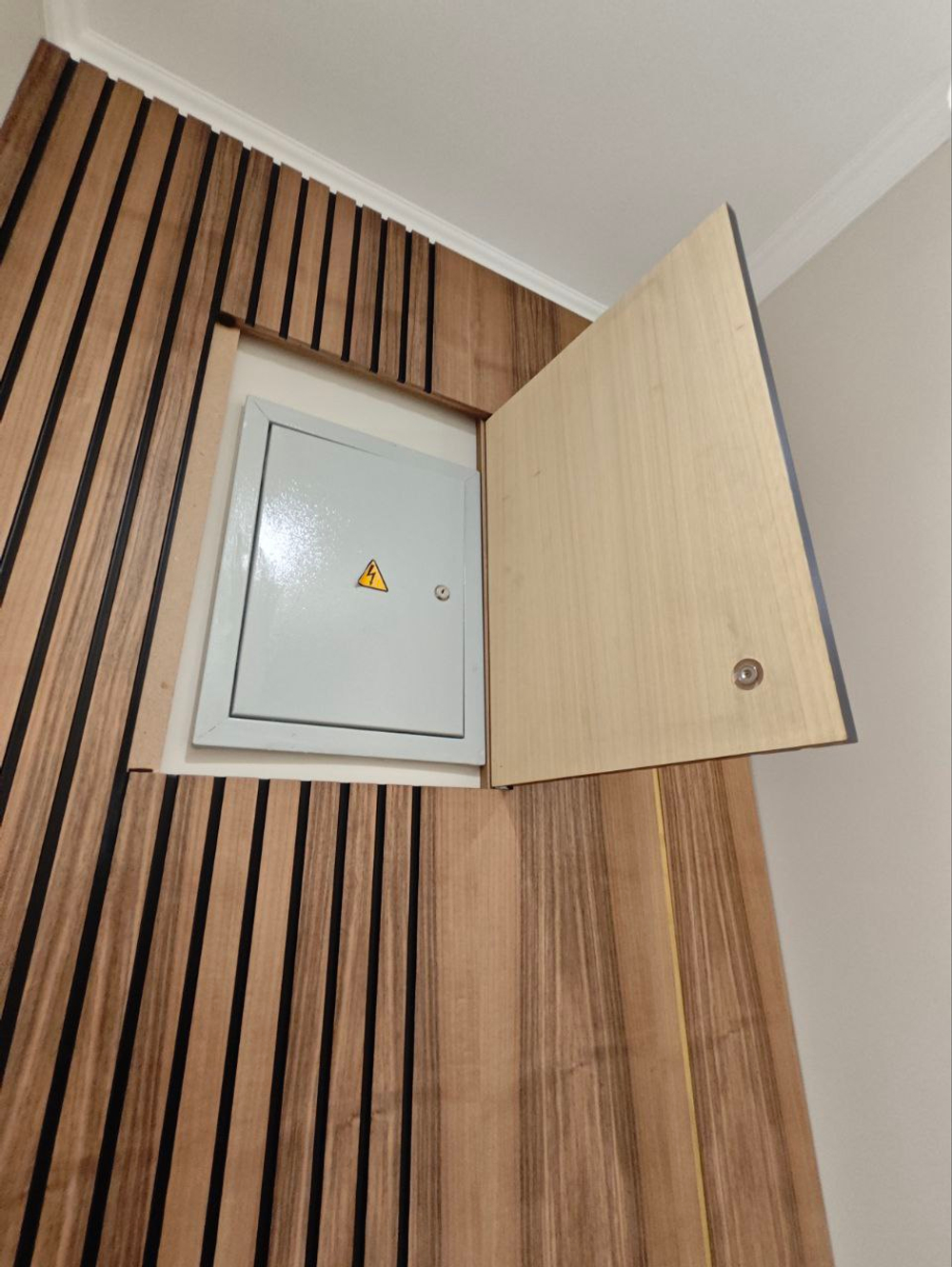 Фрезерованная МДФ панель в шпоне Ореха с латунными вставками