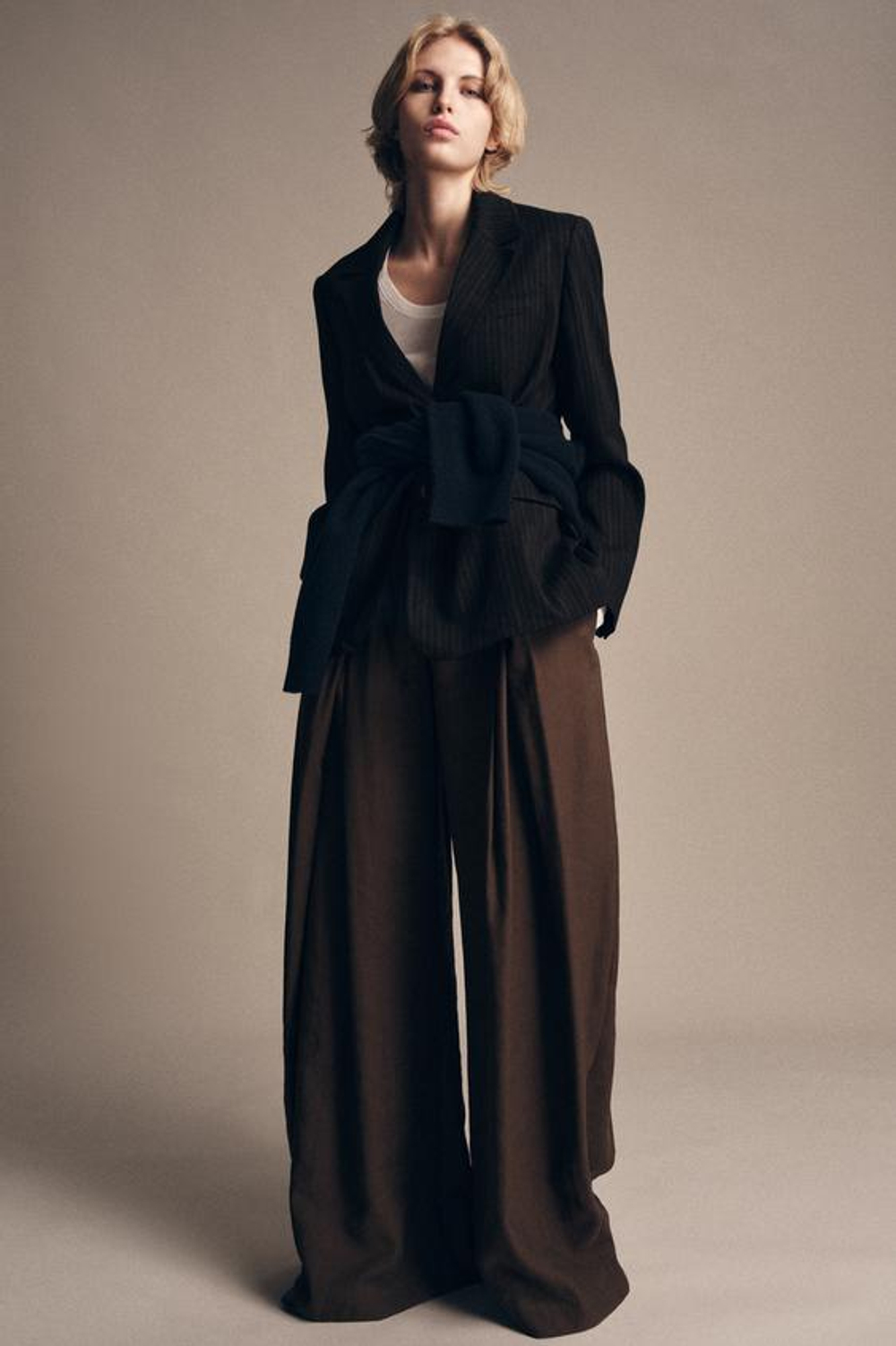 ZARA БРЮКИ WIDE-LEG С ЗАЩИПАМИ — ZW COLLECTION, СЕРО-КОРИЧНЕВЫЙ