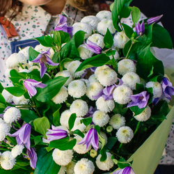 2. Объемный стойкий букет с клематисом и хризантемами