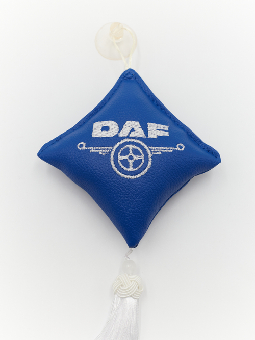 Ромб объемный на присоске DAF (экокожа, синий, белая вышивка, кисть)