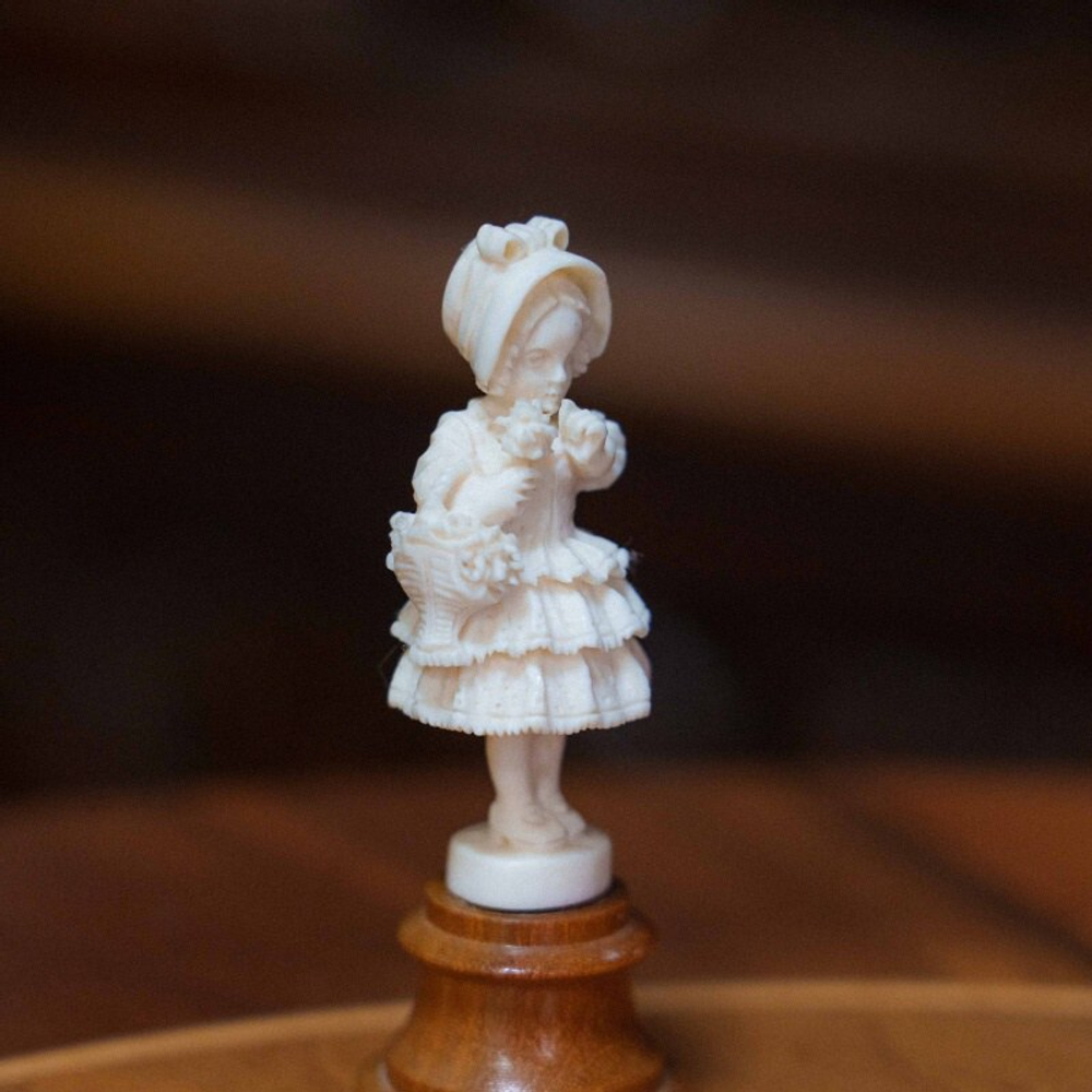 Французская резьба по кости «Кавалер и дама в костюмах эпохи Людовика XIV»