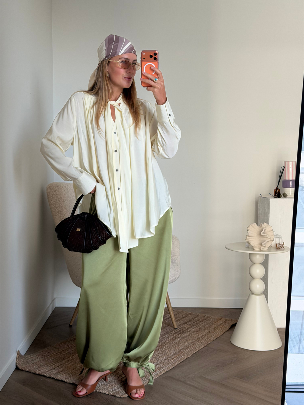 Блуза с бантом молочный