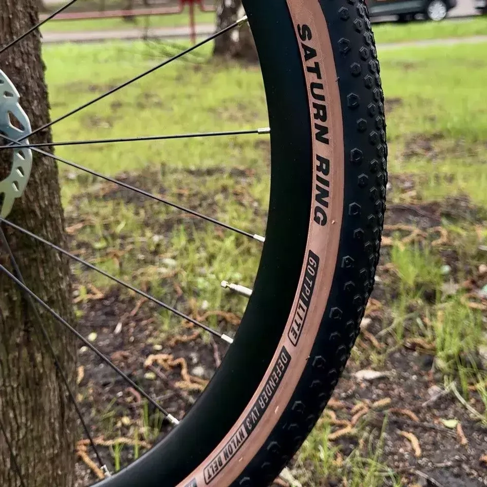 Покрышка для велосипеда 28" Blackone Saturn Ring 700 x 45c (47-622) черная с коричневой боковиной, металлический корд