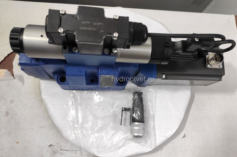 4WRTE16V200L-4X/6EG24K31/A1M - Пропорциональный быстродействующий распределитель с обратной связью по положению золотника и со встроенным усилителем (OBE), Ду16, A1 = ±10 В, номинальный расход 200 л/мин, схема V, каналы управления X и Y = внешние