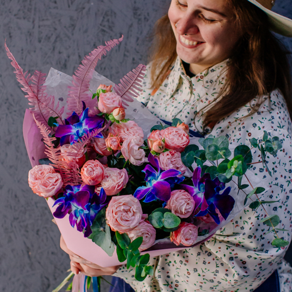 79. Необычный нежный букет с синими орхидеями