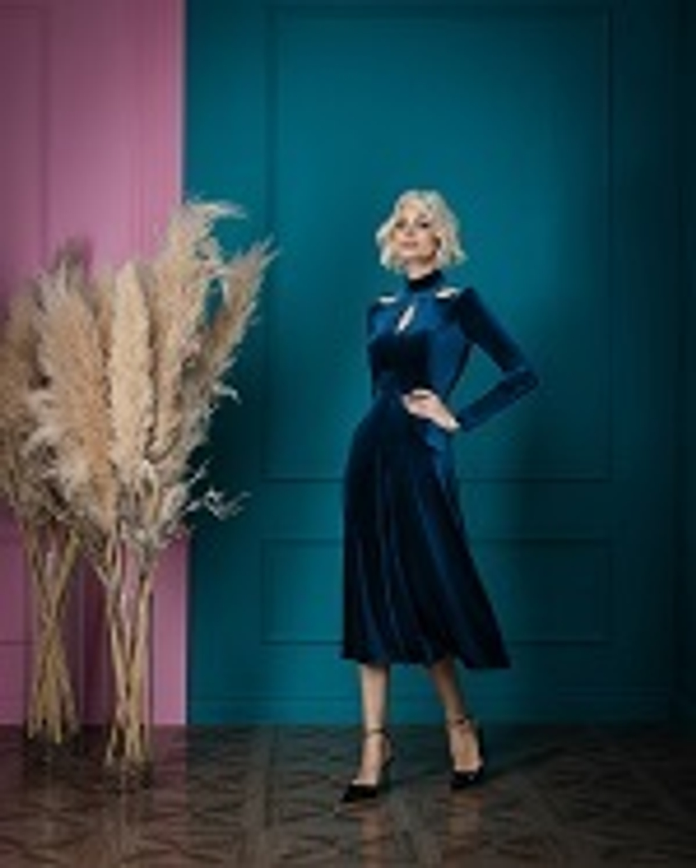 08-01-24 FW Бархатное платье с фигурными вырезами тёмно-синее