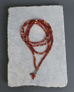 Нить из сердолика