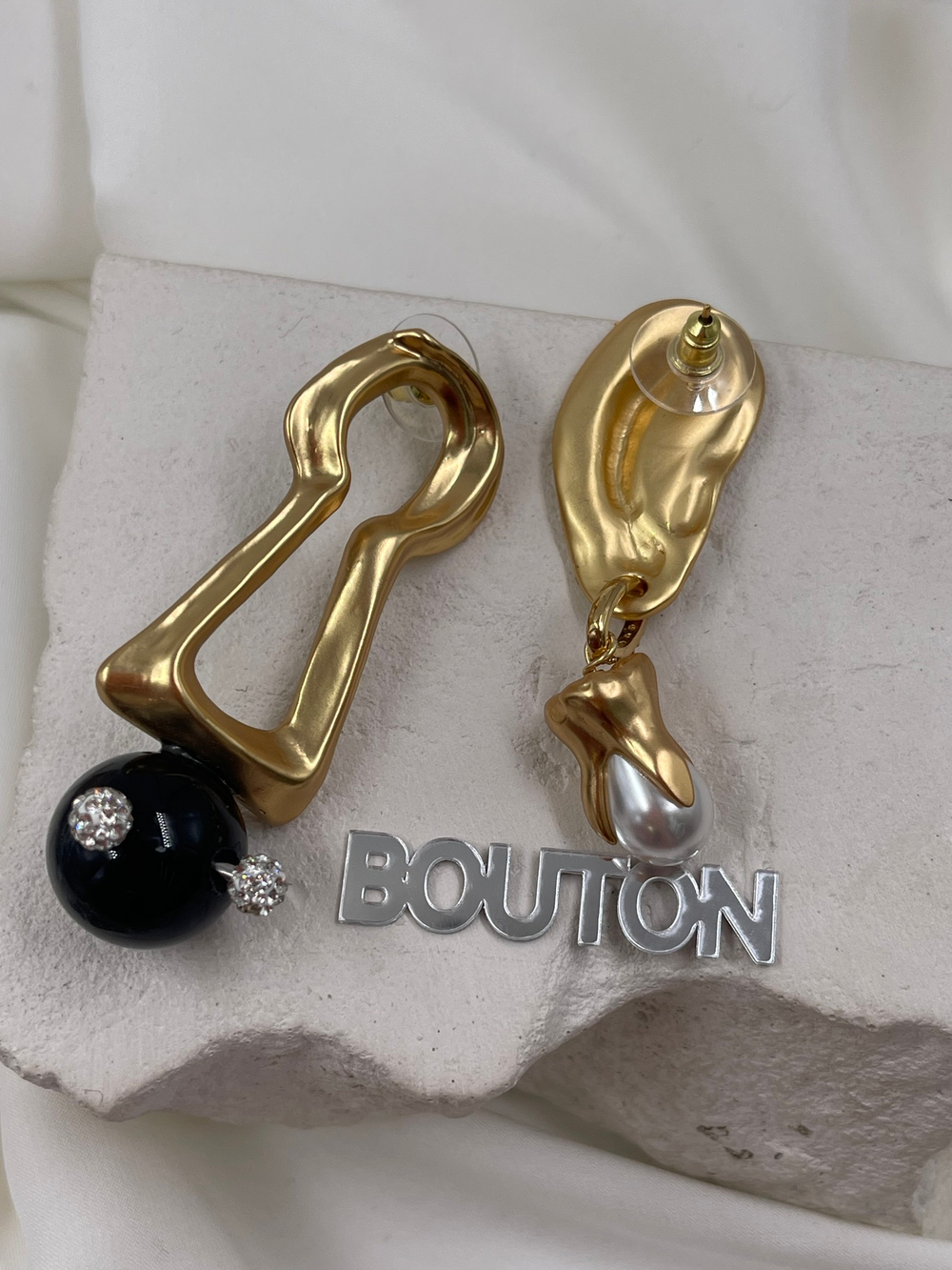 Серьги Скиап. золотистые в виде замочной скважины и уха