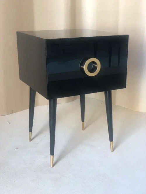 Прикроватная тумба в современном стиле с латунными акцентами