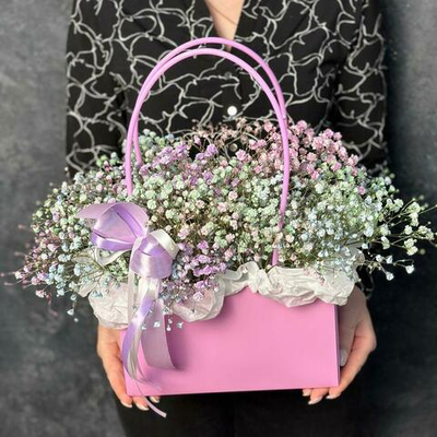 Композиция из радужной гипсофилы в сумочке