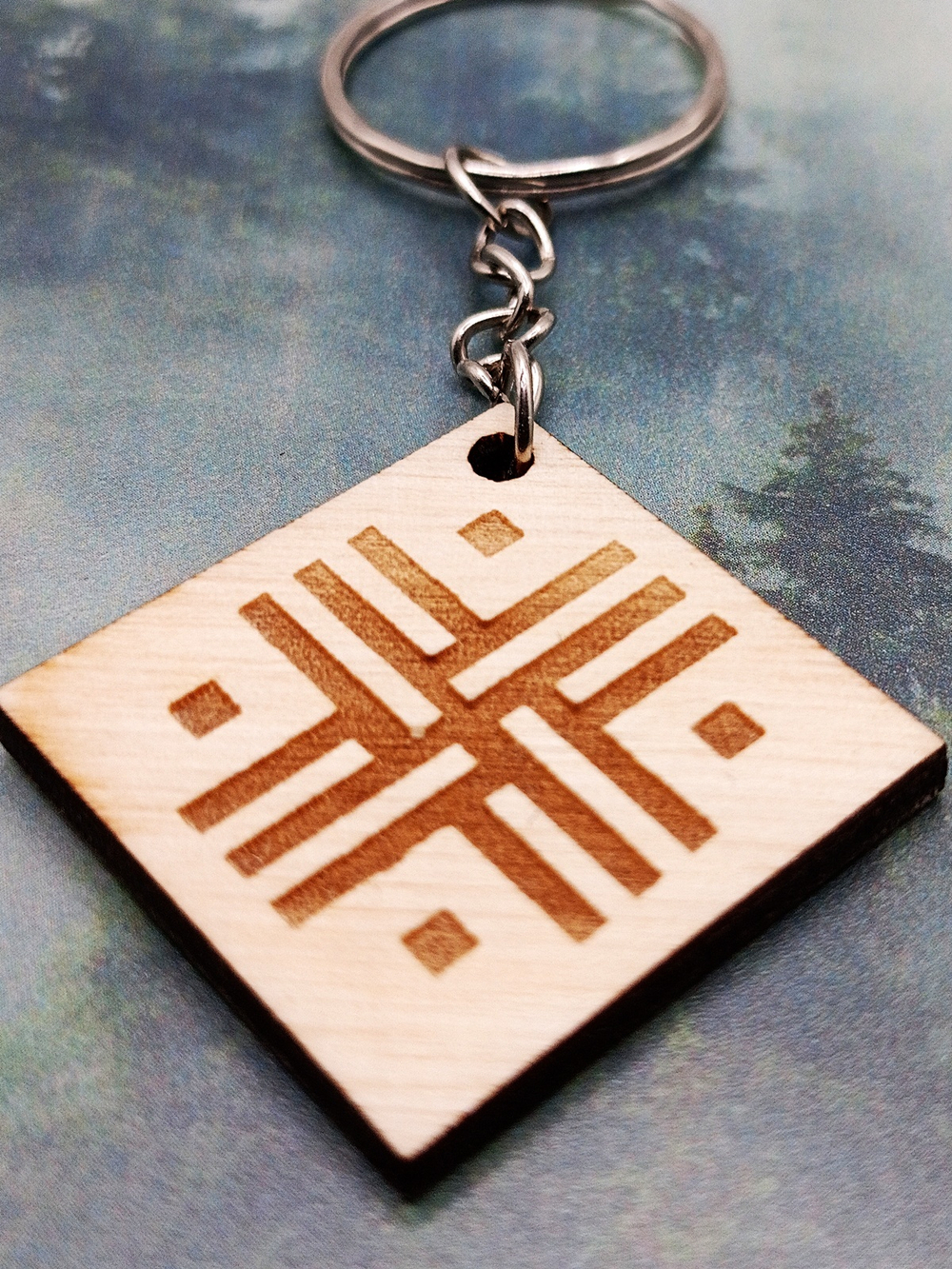 Брелок из дерева Путник