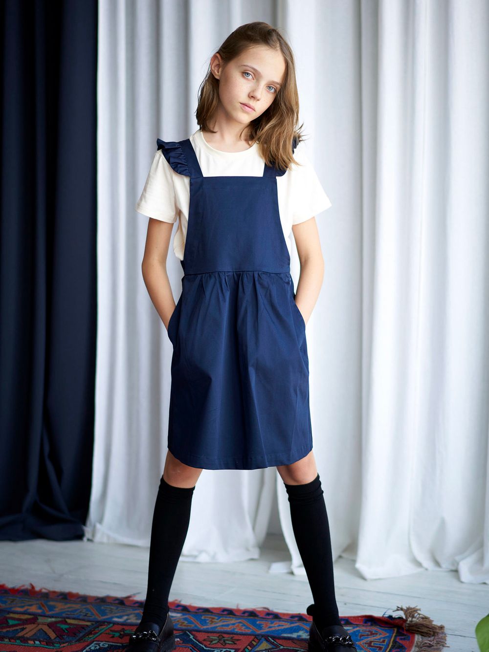 Школьный сарафан с крылышками темно-синего цвета