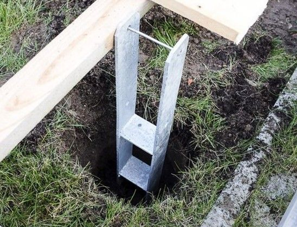 Металлическое крепление деревянного бруса 100х100 в бетон, высота 6000