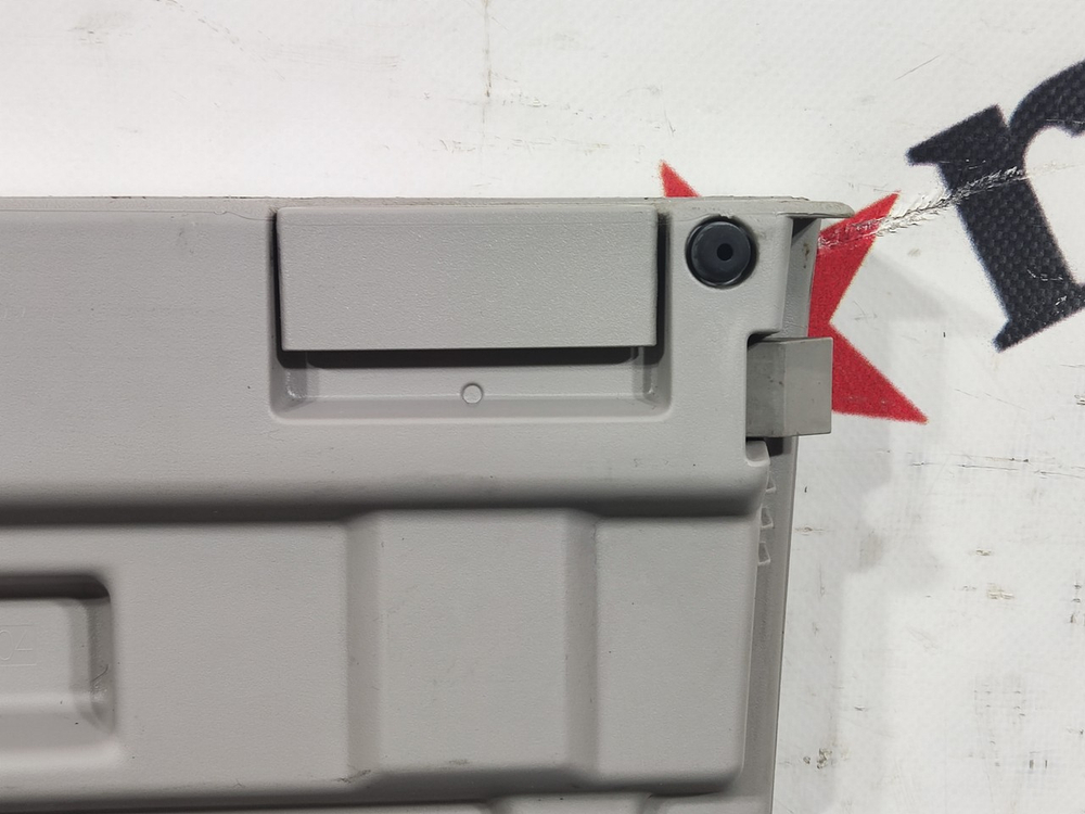 Крышка левая верхнего вещевого отделения