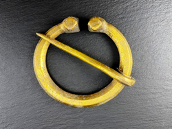 Фибула. Бирка (716), 10 в.