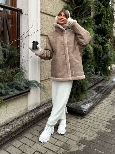 Женская двухсторонняя дубленка коричневого цвета