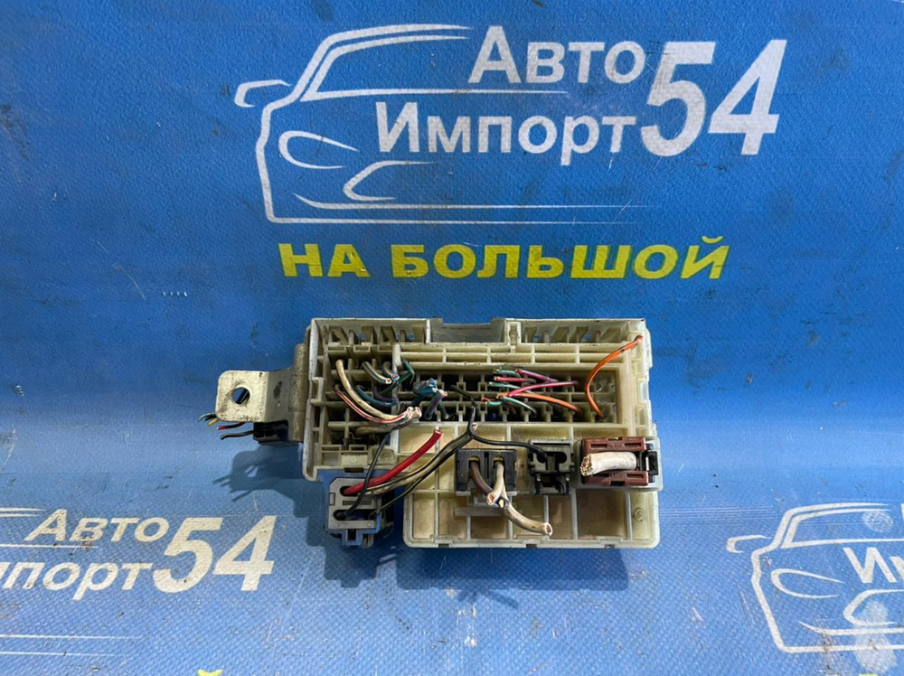 Блок предохранителей салонный NISSAN AVENIR 1994