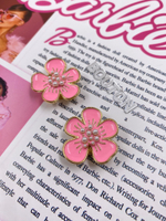 Накладка на пуговицу золотистая с ярко розовой эмалью в форме цветка с жемчугом (клипса)