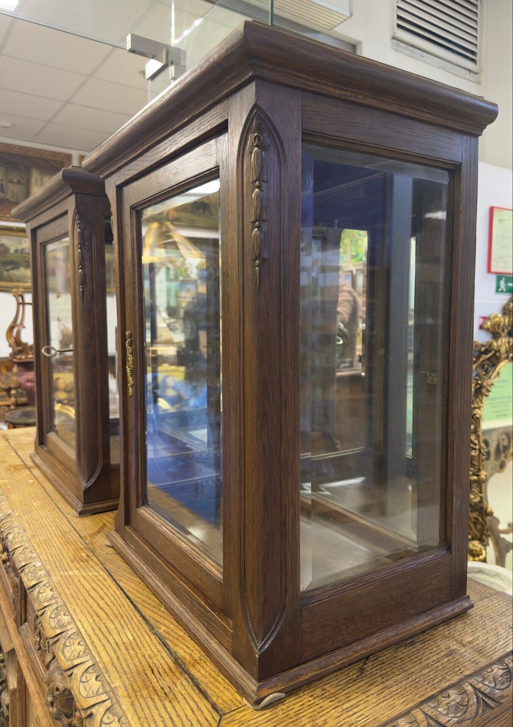 Пара старинных витрин