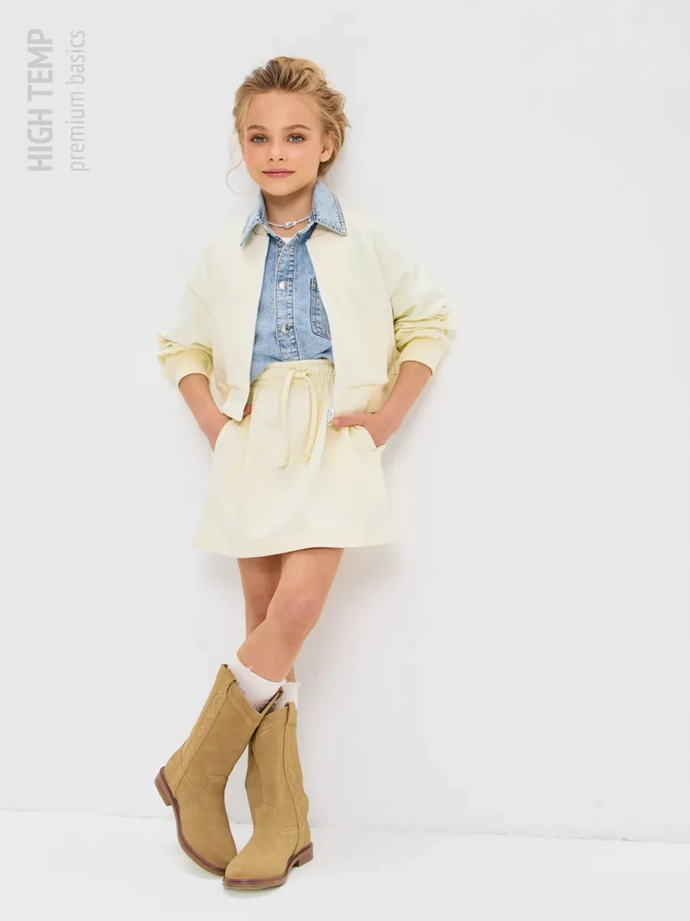 Укороченный бомбер из футера на молнии