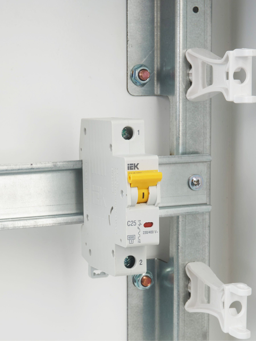 KARAT Автоматический выключатель ВА47-60M 1P C 25А 6кА IEK