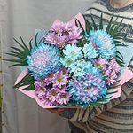 Букет из крупных и кустовых хризантем с зеленью