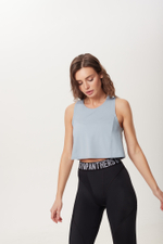 Майка с разрезом на спине