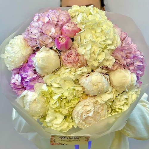 Воздушный букет из пионов Сара Бернар и гортензий. Авторский букет 042 Chalet Green