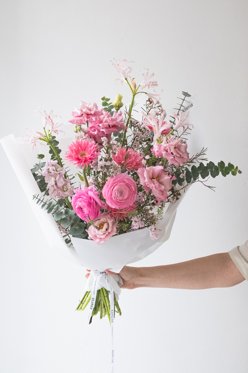 купить авторский букет в розовой гамме с ранункулюсами