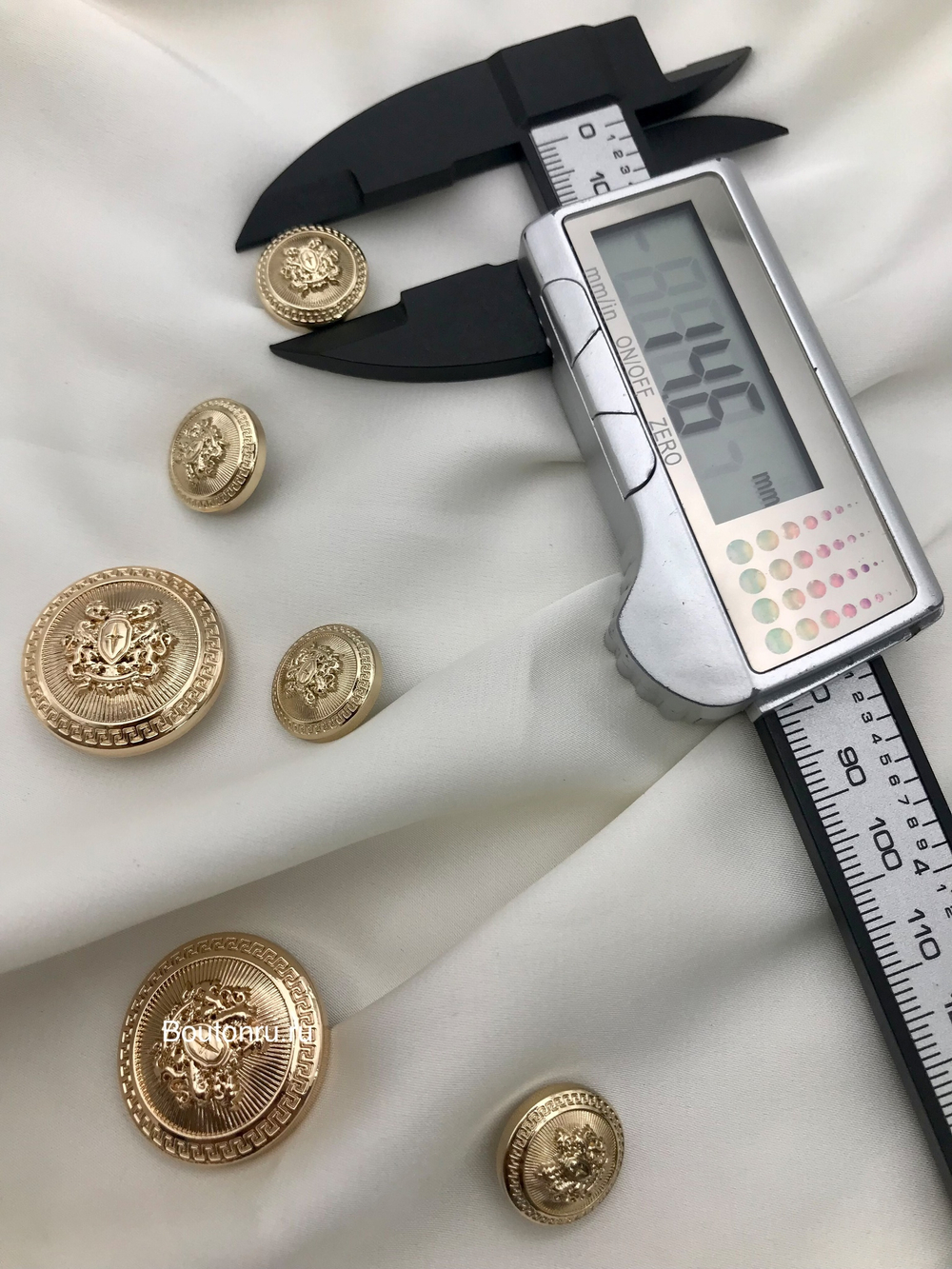 Шляпка под установочные кнопки золото герб