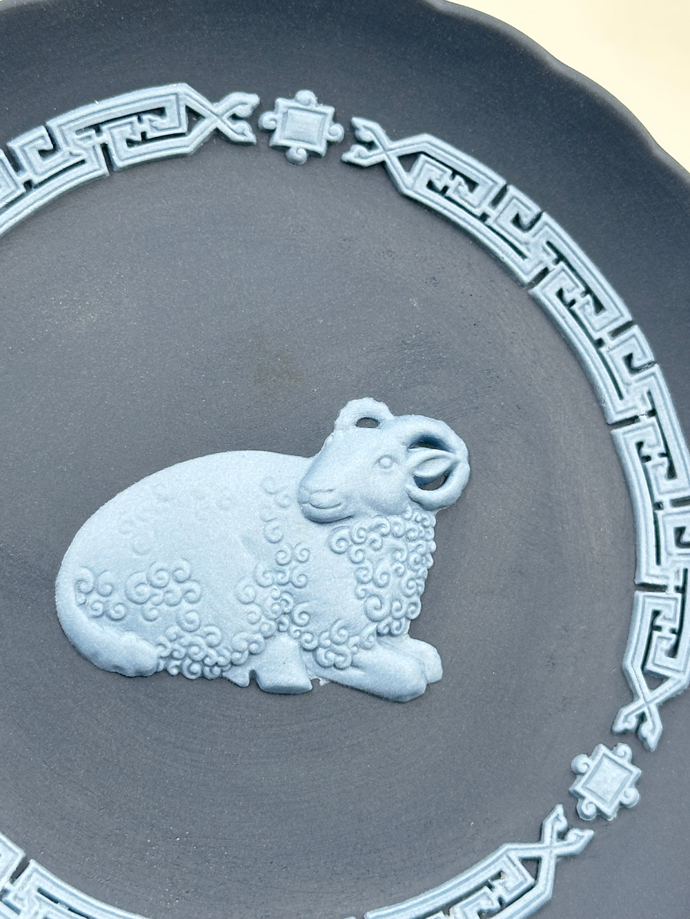 Тарелка декоративная Wedgwood «Год Овцы» тёмно-синяя