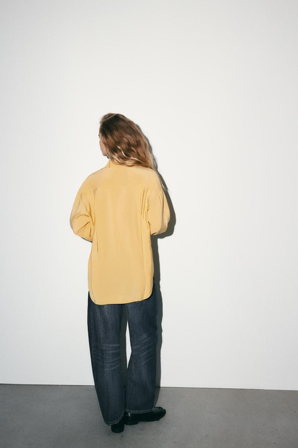 ZARA РУБАШКА OVERSIZE СТРУЯЩЕГОСЯ ПОКРОЯ, ЯИЧНО-ЖЕЛТЫЙ