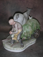 Статуэтка. Фарфор. Коваль подковывает лошадь. Capodimonte. Италия